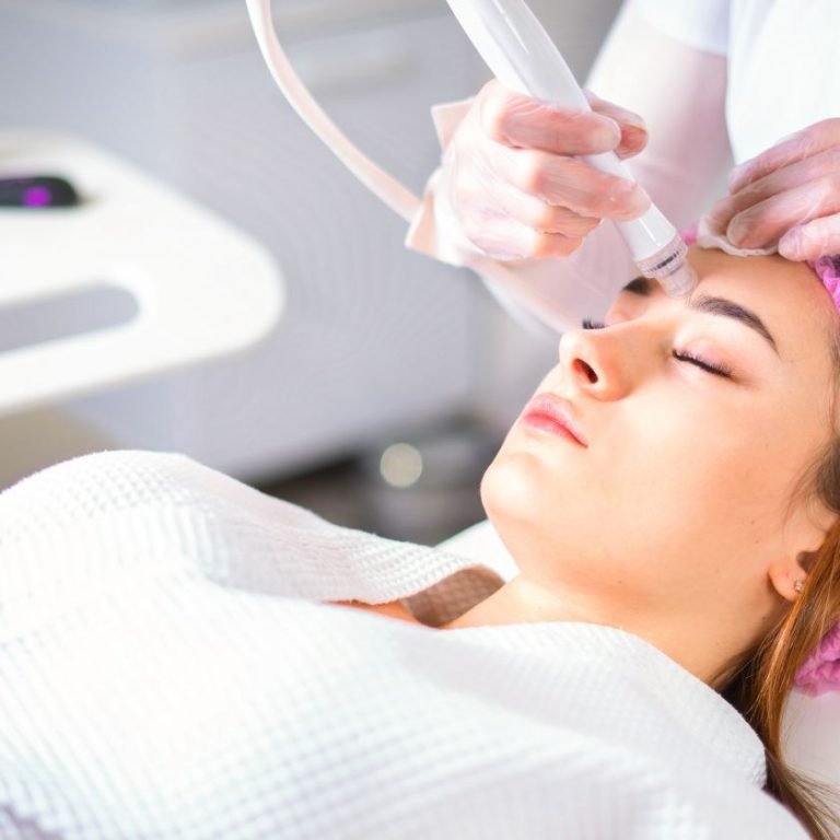 Hydra Facial cost in Bangalore at Aurilueur, showing a professional skincare treatment session for glowing skin.